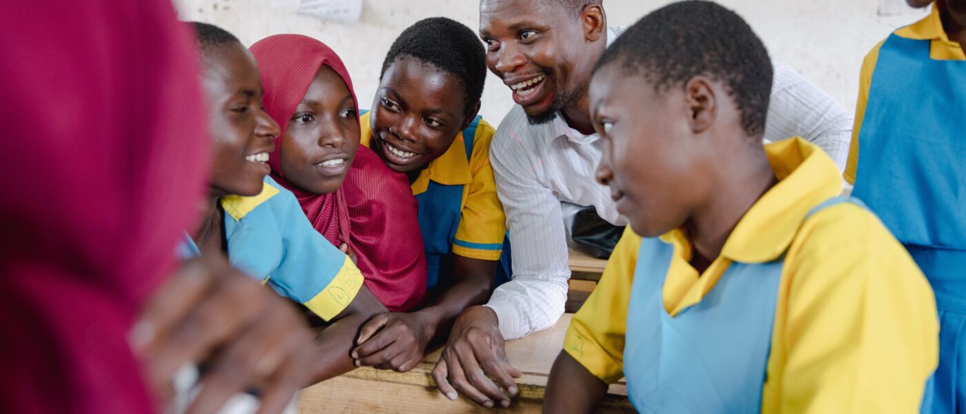 Edukans-NL- Kerken - Banner - kinderen - basisonderwijs - klas - Malawi - leraar