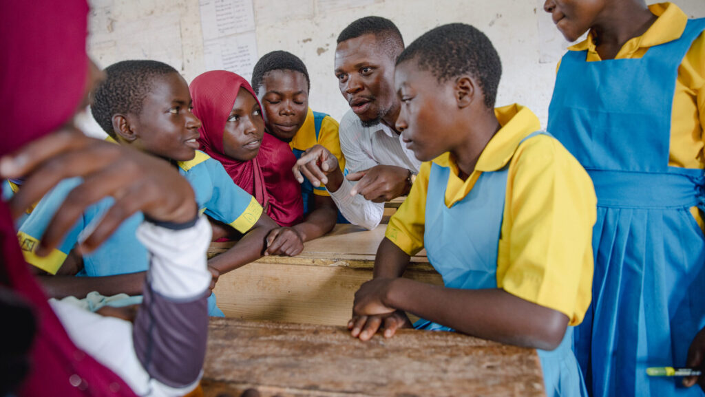 Edukans-NL- Bedrijven - kinderen - basisonderwijs - klas - Malawi - leraar