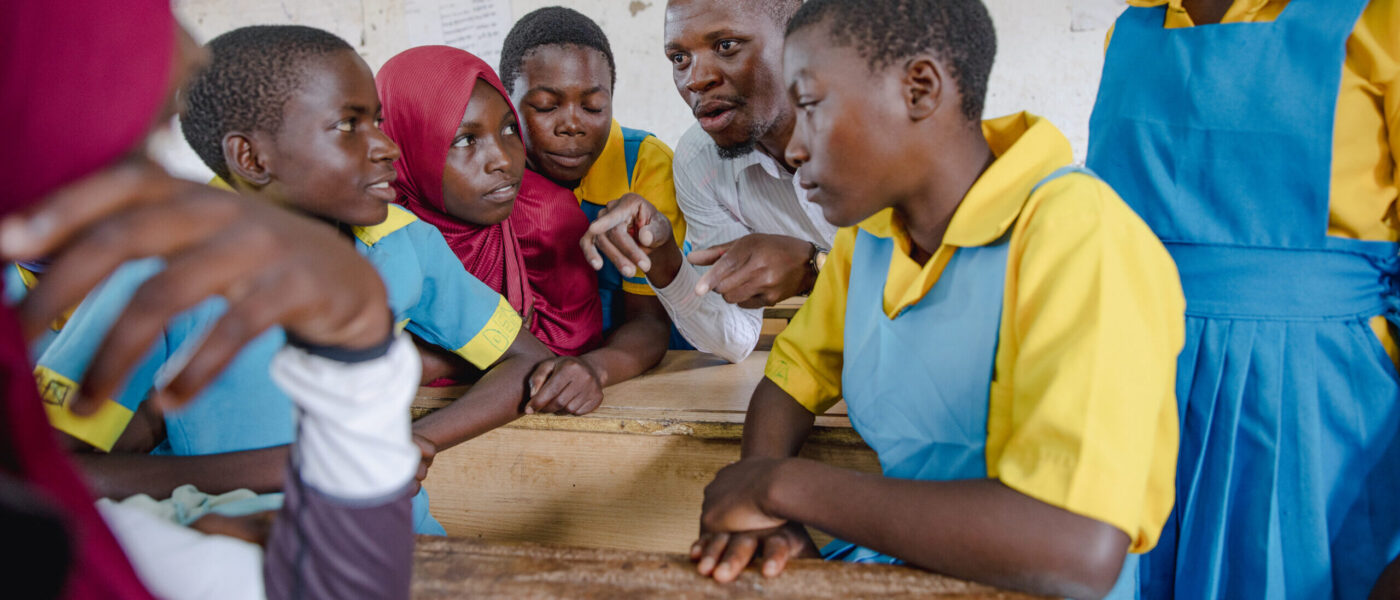 Edukans-NL- Bedrijven - kinderen - basisonderwijs - klas - Malawi - leraar