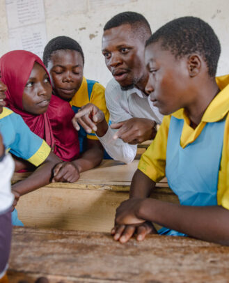 Edukans-NL- Bedrijven - kinderen - basisonderwijs - klas - Malawi - leraar
