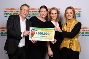 Bracha van Doesburgh neemt samen met Edukans directeur Ron Rijnbende een cheque van de Nationale Postcode Loterij in ontvangst (2017) ©Roy Beusker