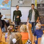 Samen met de basisschool van Nicks dochter Nikki en zoon Julian lanceren Nick & Simon Schoenmaatjes Connected (2017) ©Wendy van Bree Fotografie