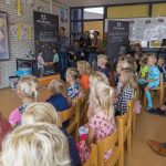 Samen met de basisschool van Nicks dochter Nikki en zoon Julian lanceren Nick & Simon Schoenmaatjes Connected (2017) ©Wendy van Bree Fotografie