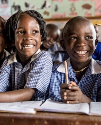 Uganda Oeganda basisonderwijs klas blauw uniform pen