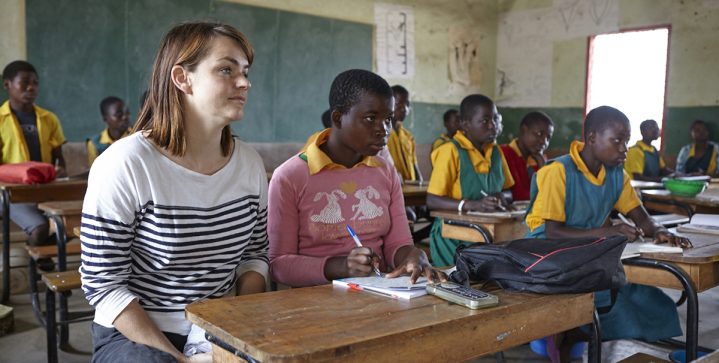 Bomvolle klassen met geconcentreerd schrijvende kinderen…