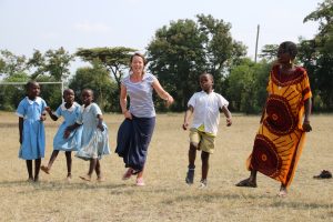 Gymdocente Linda van der Valk in Kenia