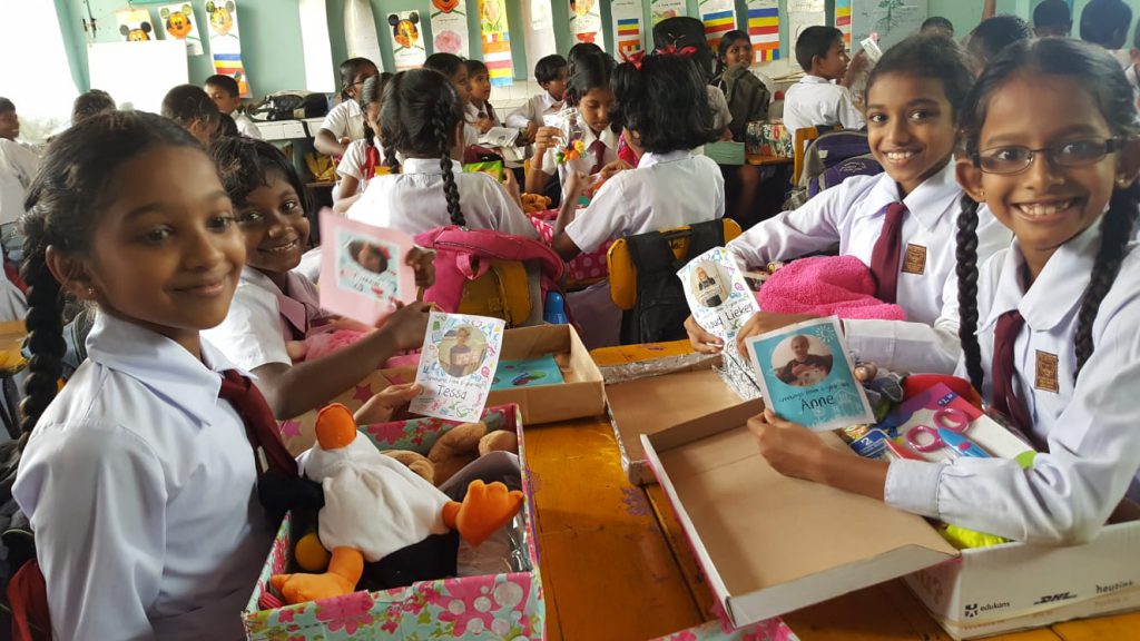 Kinderen krijgen schoenendoos in Sri Lanka