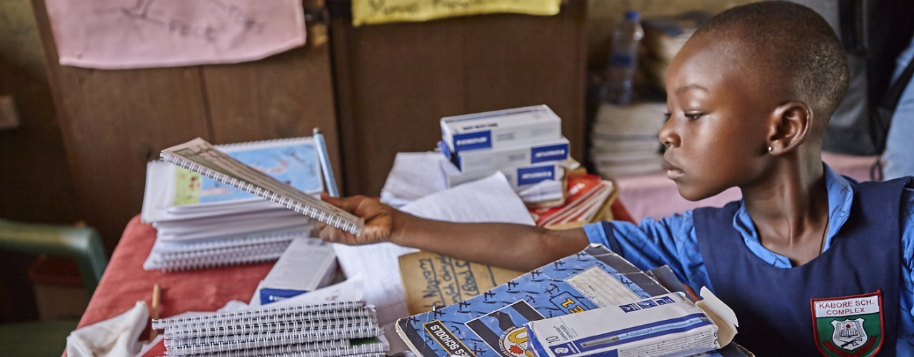 Meisje in Ghana met uitwisbaar schrift