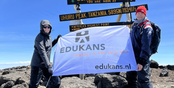 Simone klom voor Edukans naar de top van de Kilimanjaro
