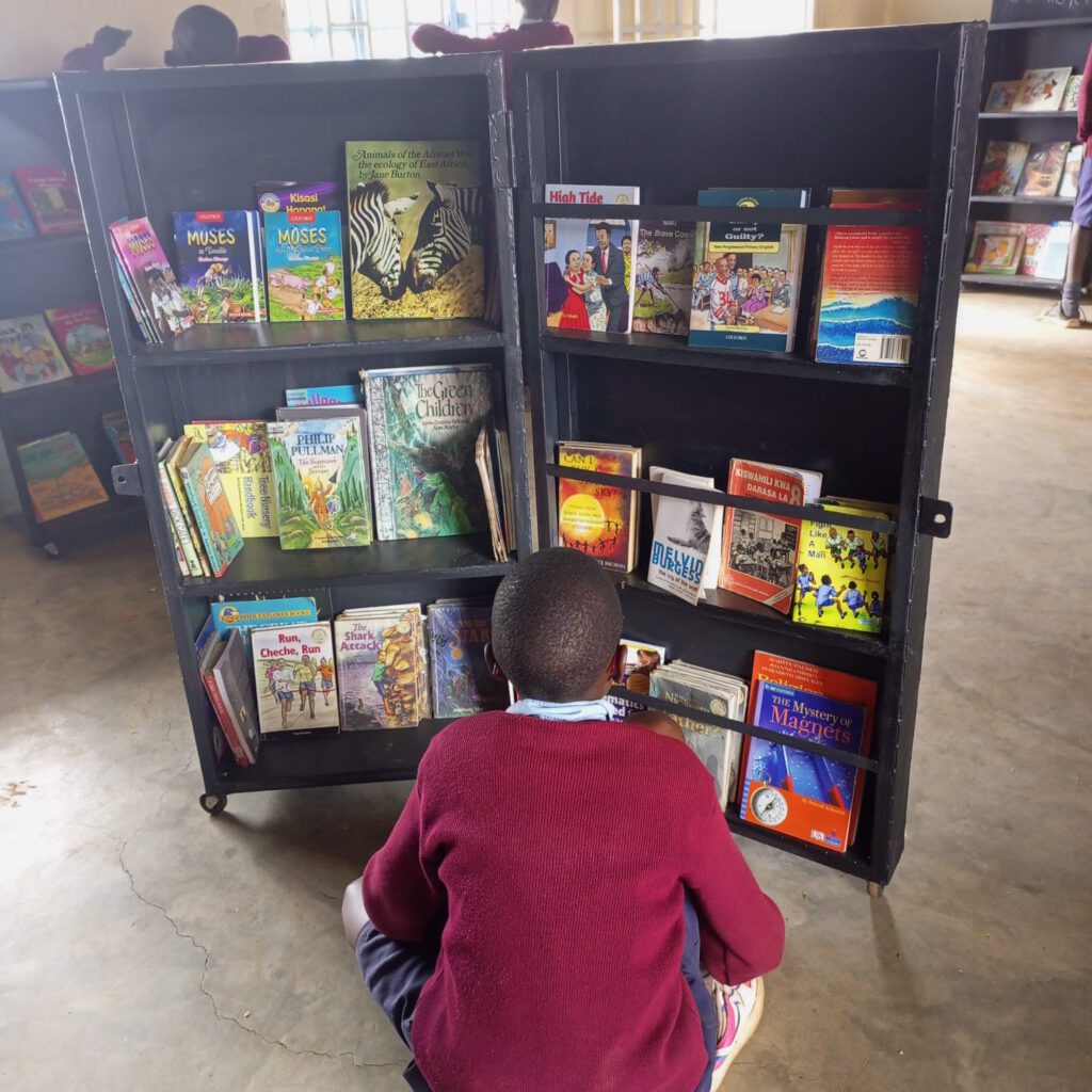 Edukans-nl-boekenkasten-boekenkast-onderwijs-kenia-my-book-buddy-leerling