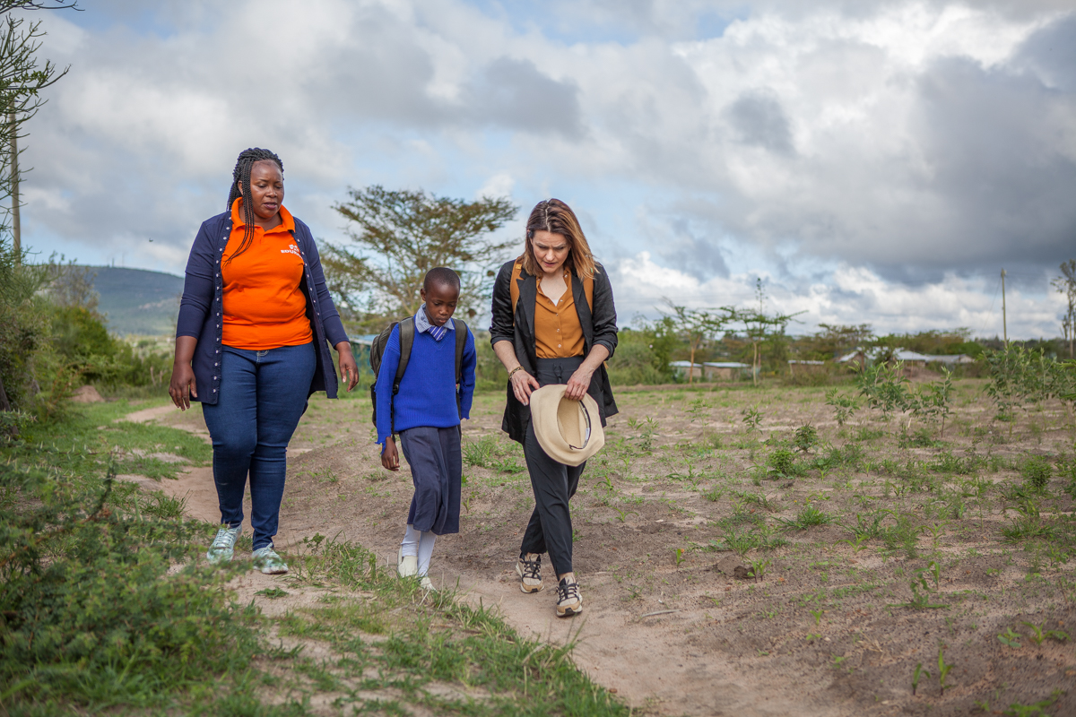 Edukans-content-reis-Kenia-april-2023-Sofie-Blessing-lopen-naar-school