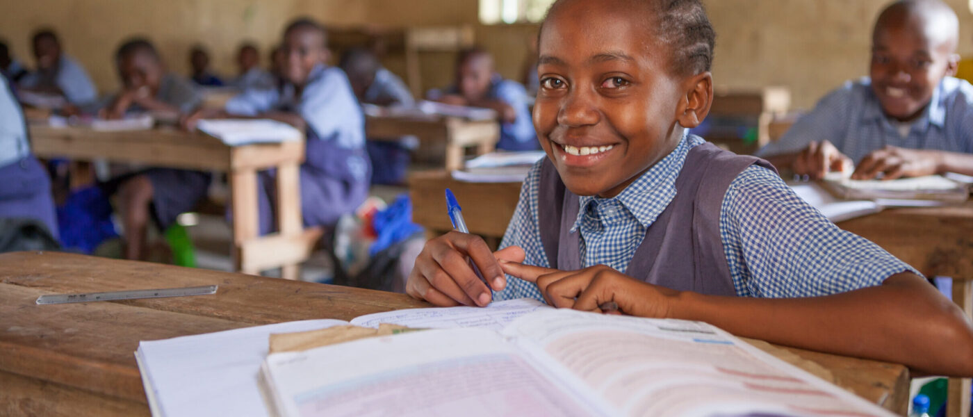Edukans-NL-Kenia-april-2023-meisje-klas-basisonderwijs