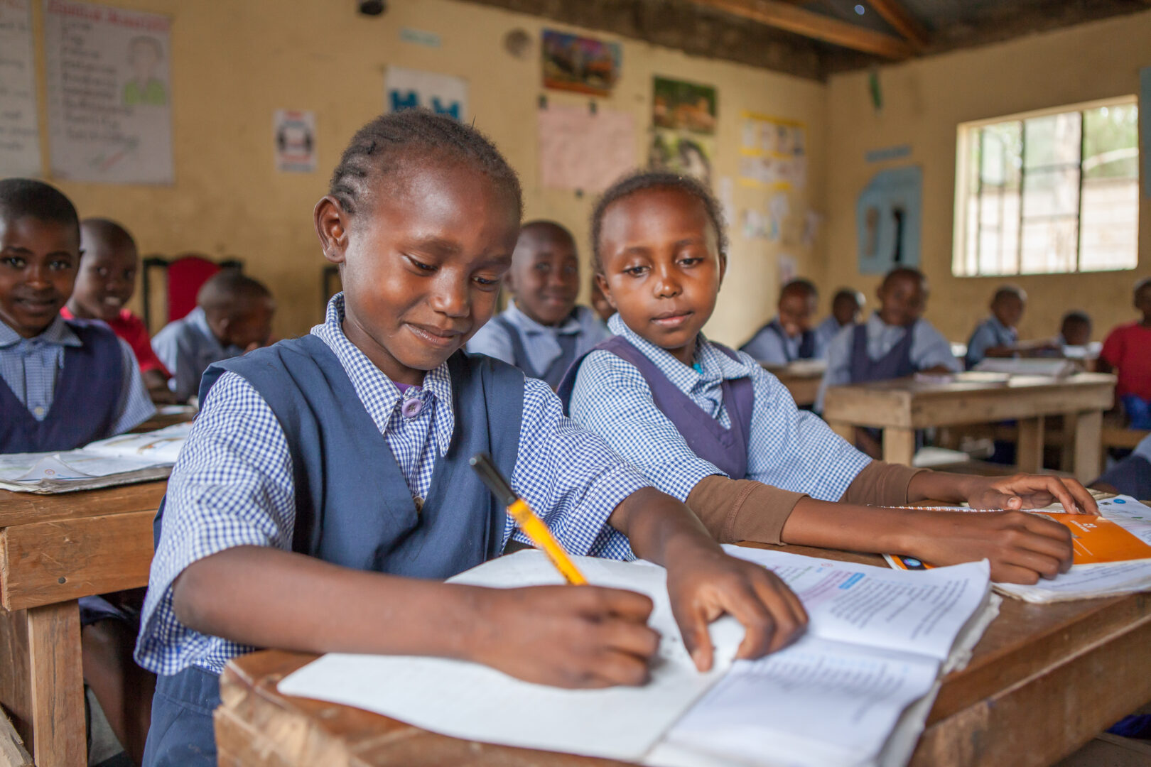 Edukans-NL-klas-meisjes-uitwisbaar-schrift-Kenia