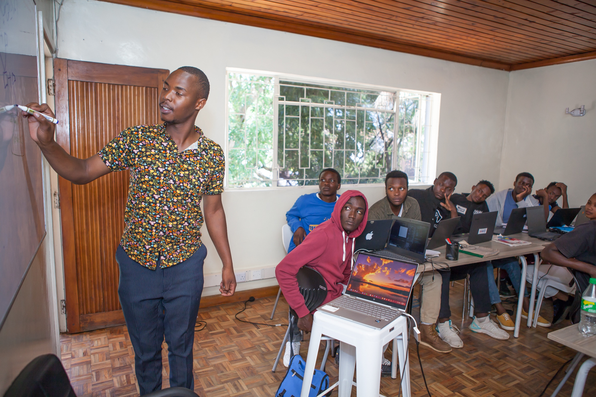 Edukans-NL-Maxwell-Olingo-NairoBits-jongeren-opleiding-Kenia-7-stappen-model-lesgeven