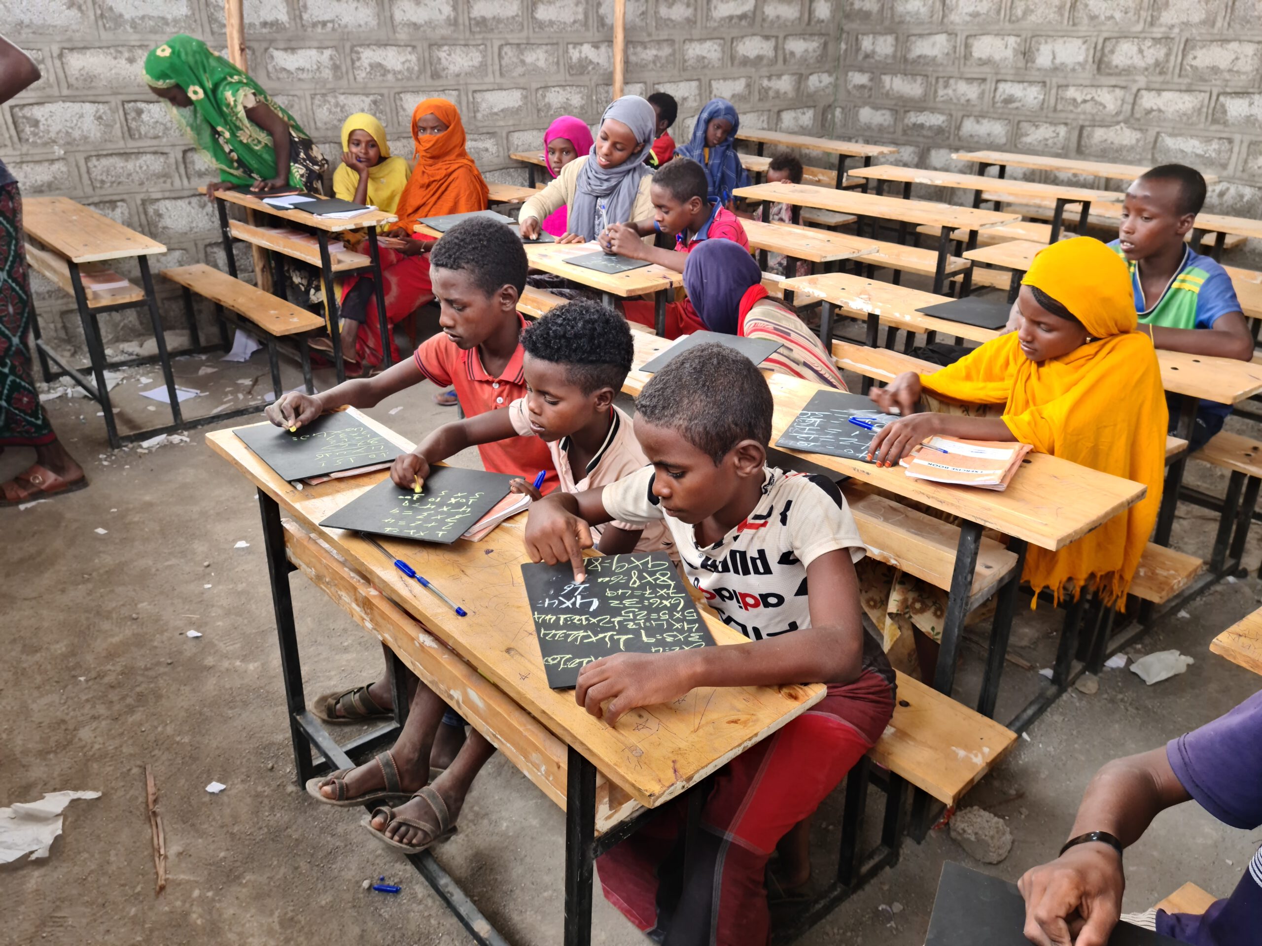 Edukans-nl-Ethiopie-onderwijs-noodsituaties-Serdo-kamp-jongens-meisjes-klas-2