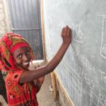 Edukans-nl-Ethiopie-onderwijs-noodsituaties-Serdo-kamp-meisje-klas-schoolbord