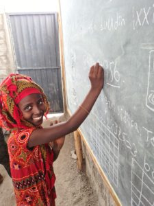 Edukans-nl-Ethiopie-onderwijs-noodsituaties-Serdo-kamp-meisje-klas-schoolbord