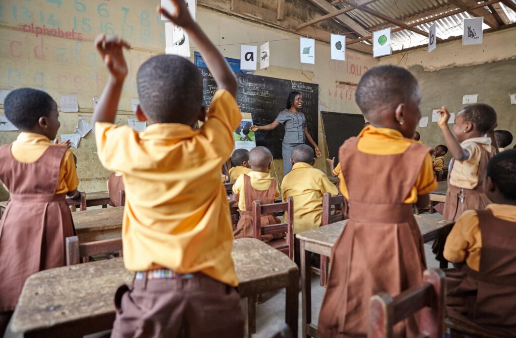 Klas-Ghana-onderwijs-basisschool-blij-vrolijk