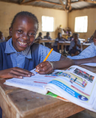 Edukans-NL-Meisje-Kenia-Klaslokaal