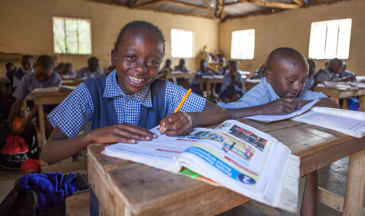 Edukans-NL-Meisje-Kenia-Klaslokaal