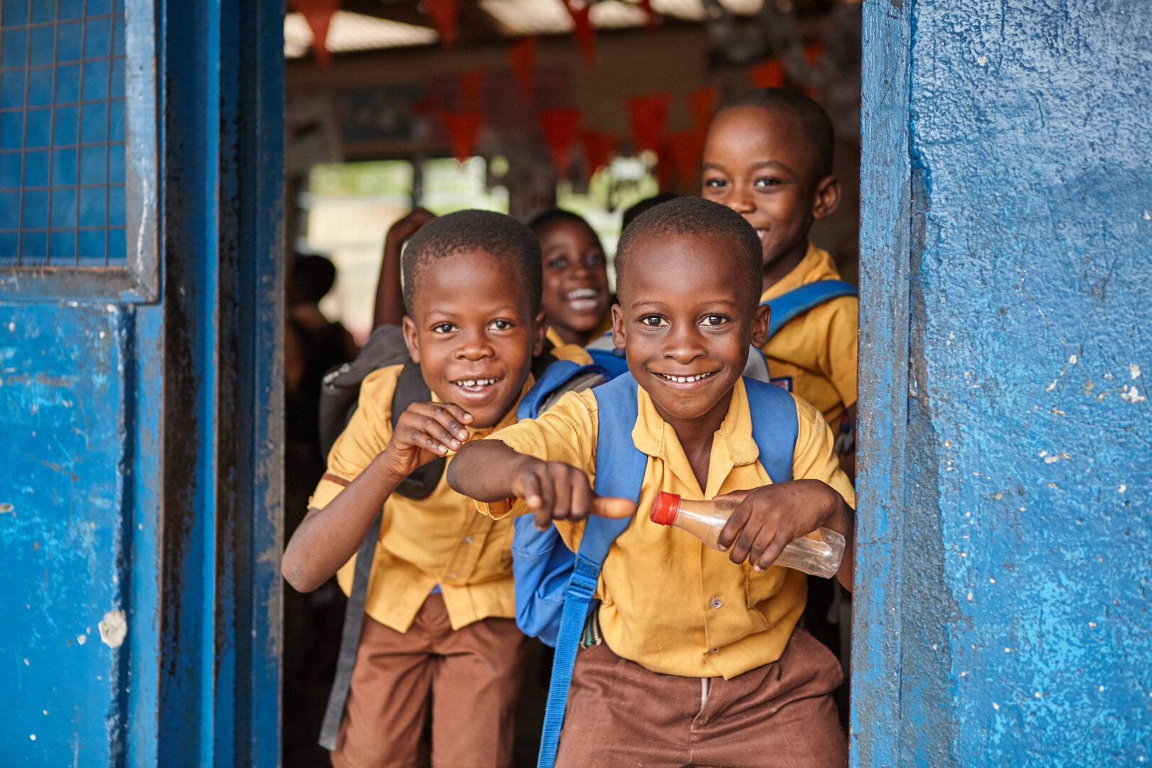 Ghana-flesje-statiegeld-kinderen-uniform-Jaccovanlaar