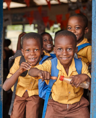 Ghana-flesje-statiegeld-kinderen-uniform-Jaccovanlaar