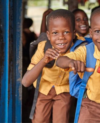 Ghana-flesje-statiegeld-kinderen-uniform-Jaccovanlaar