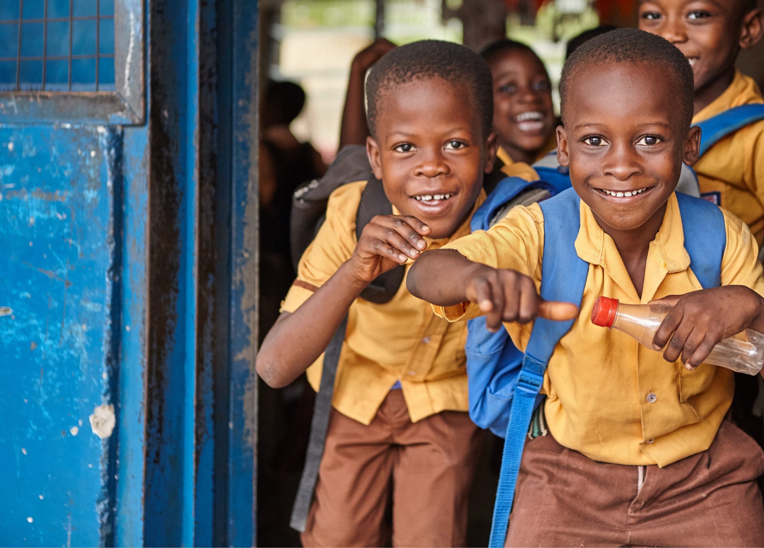 Ghana-flesje-statiegeld-kinderen-uniform-Jaccovanlaar