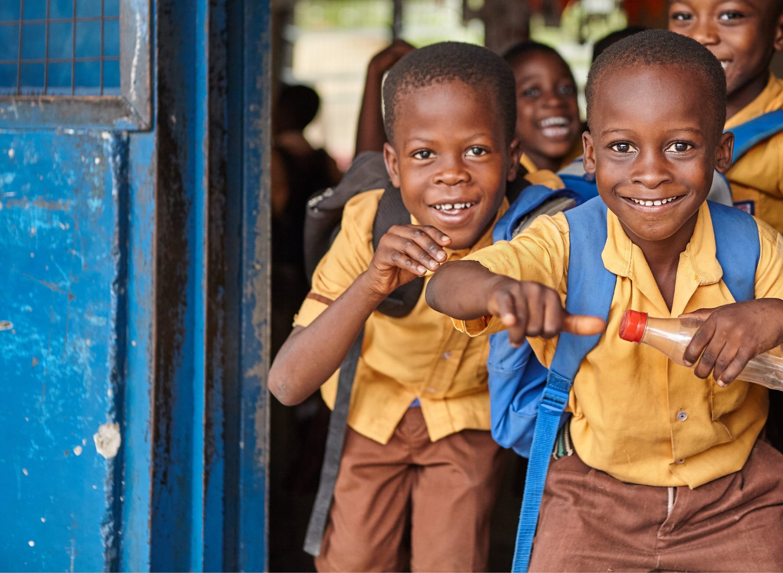 Ghana-flesje-statiegeld-kinderen-uniform-Jaccovanlaar
