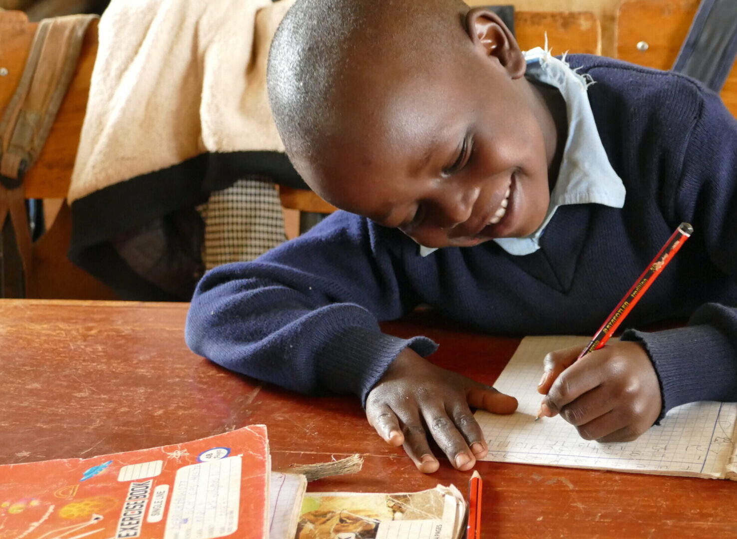 Kenia jongen klas schrijven potlood schrift