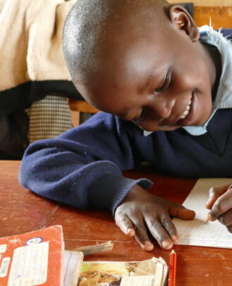 Kenia jongen klas schrijven potlood schrift