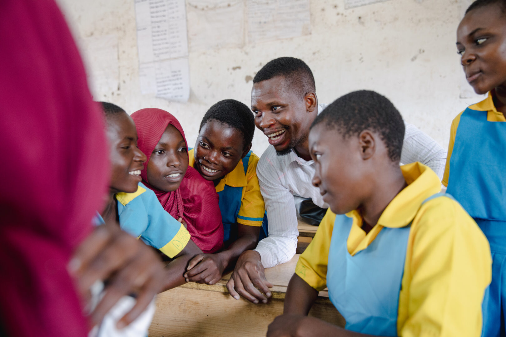 Edukans-NL- Jaarverslag 2024 - Hoofdbeeld - kinderen - basisonderwijs - klas - Malawi - leraar