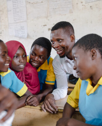 Edukans-NL- Jaarverslag 2024 - Hoofdbeeld - kinderen - basisonderwijs - klas - Malawi - leraar
