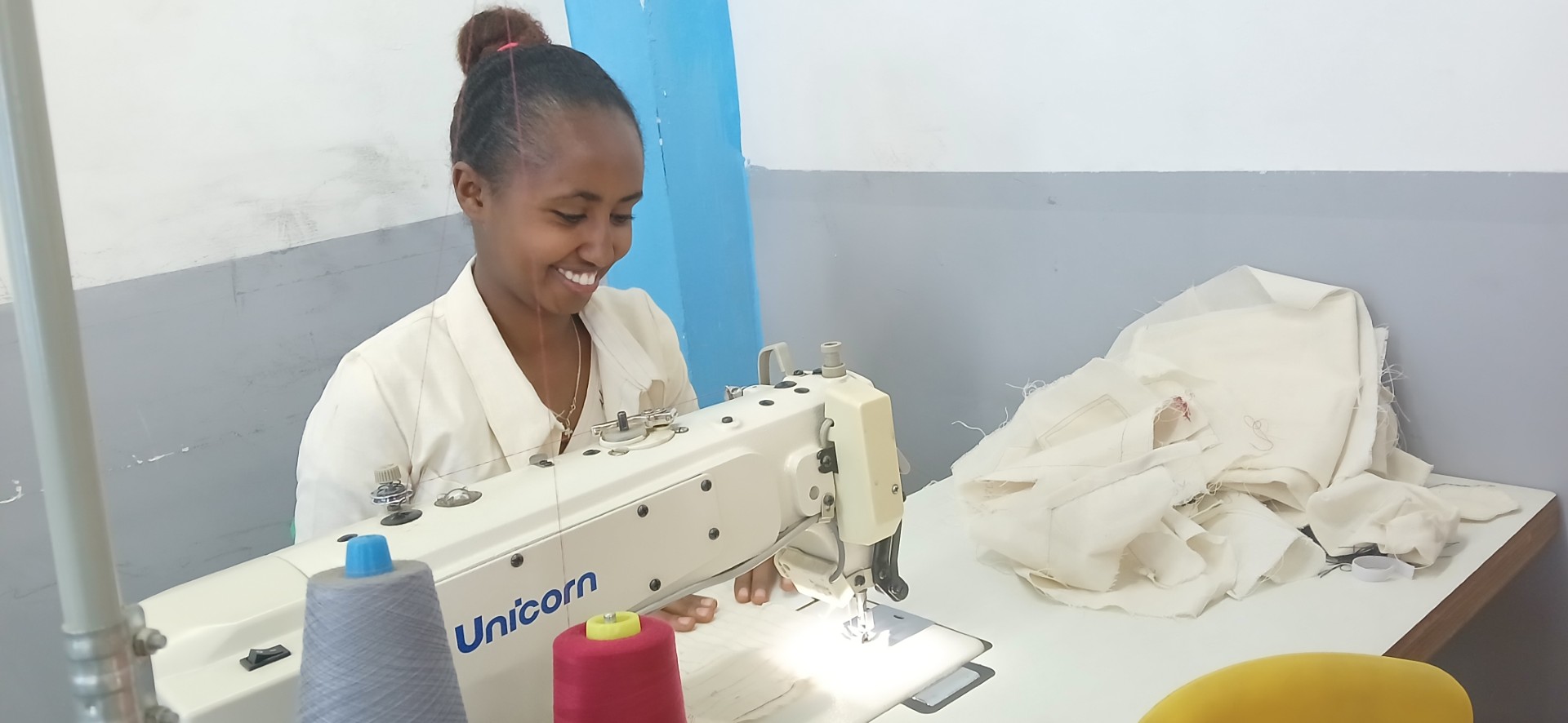 youth-to-youth-jonge vrouw-onderneming-naaimachine-ethiopië