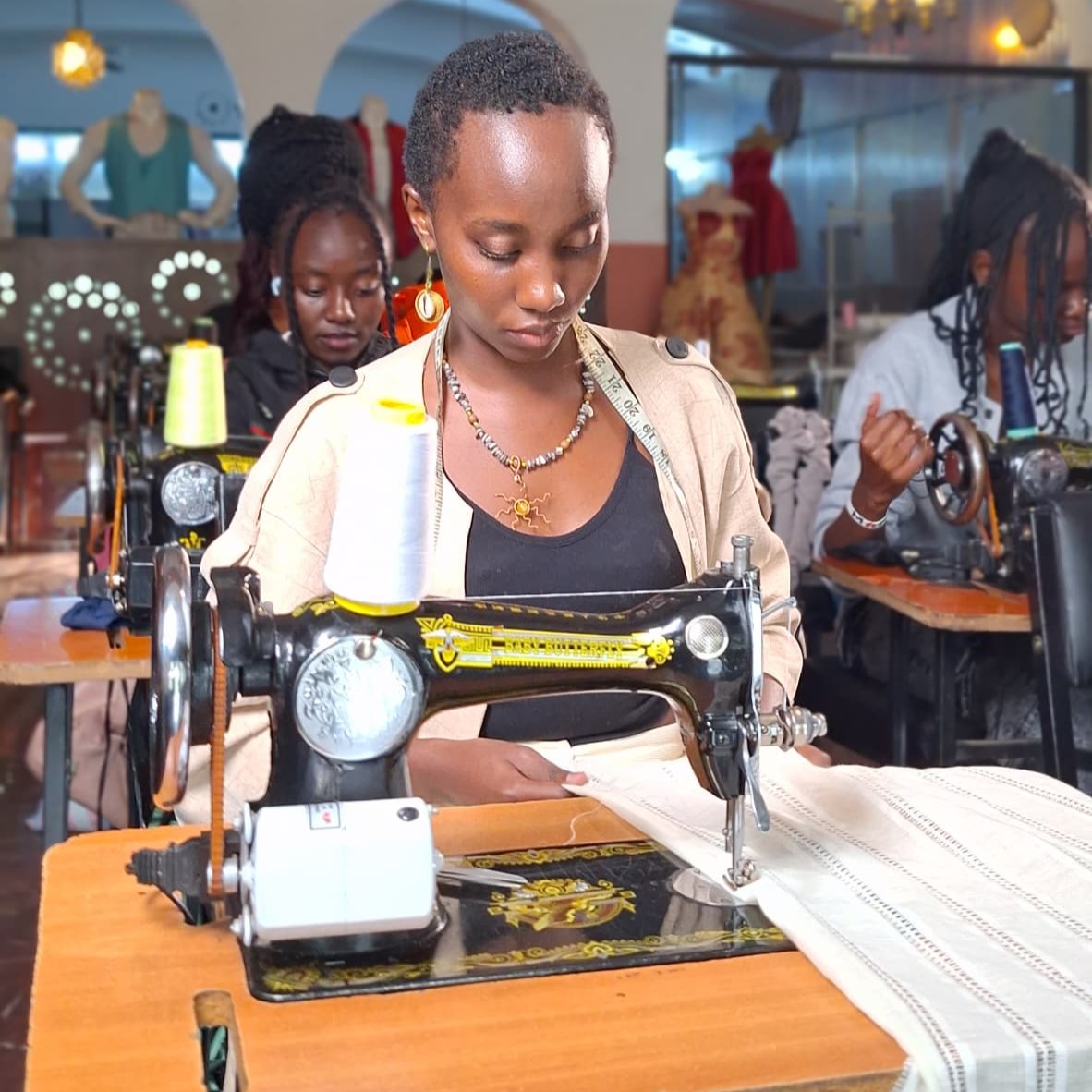 Edukans - Wear the Green Future - Kenia - jonge vrouw - naaimachine - modeschool - kleding