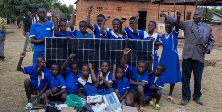 Zonne-energie brengt licht in de klaslokalen van Malawi 