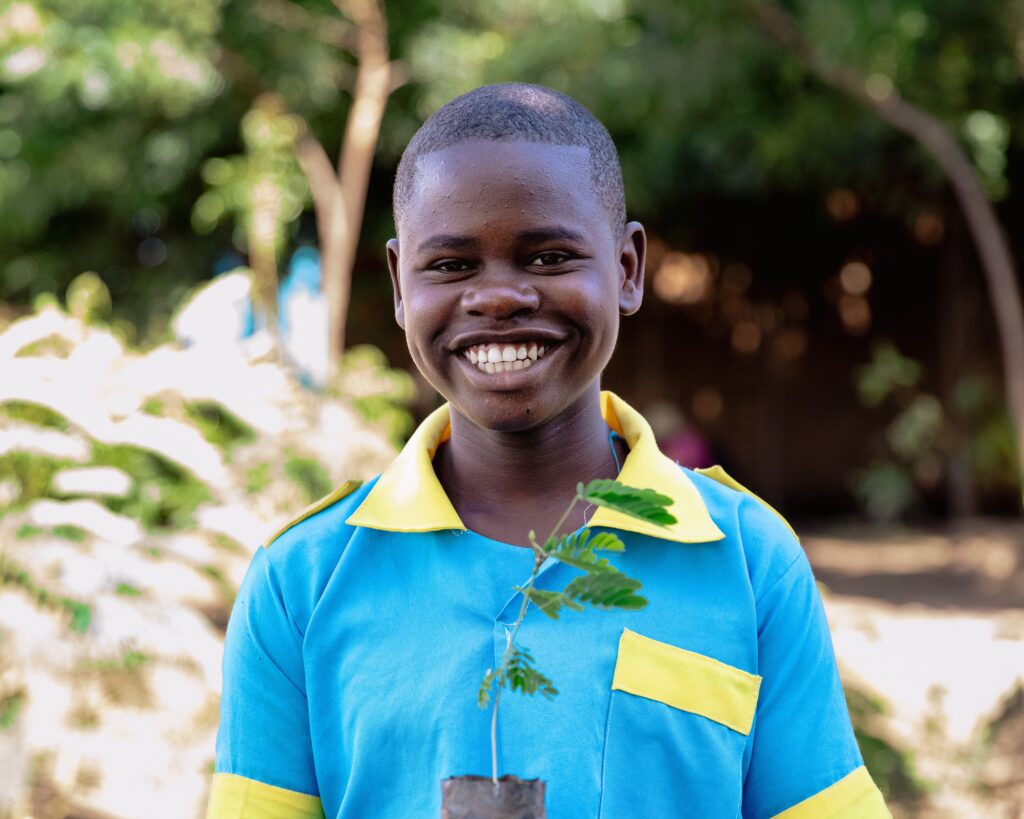 Edukans-2025-March-Malawi-Basic-Education-Eco-star-schools planting tree boy Tonny Banda school orchard 2 5x4