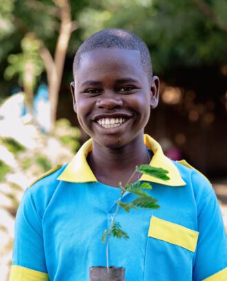 Edukans-2025-March-Malawi-Basic-Education-Eco-star-schools planting tree boy Tonny Banda school orchard 2 5x4