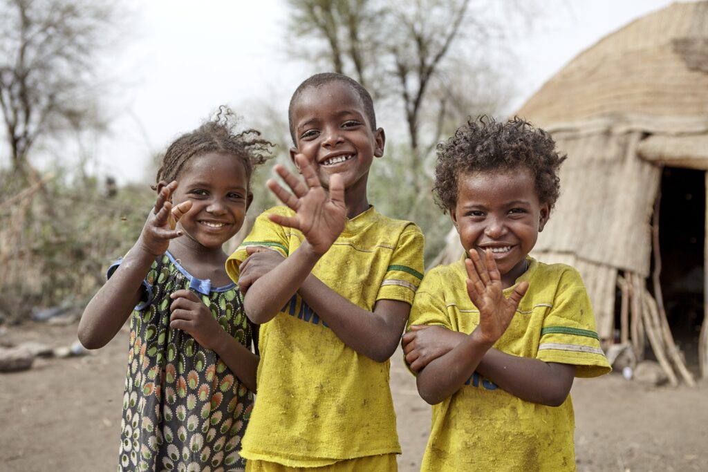 Drie kinderen zwaaien in Ethiopië onderwijs Edukans