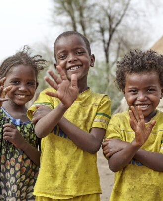 Drie kinderen zwaaien in Ethiopië onderwijs Edukans