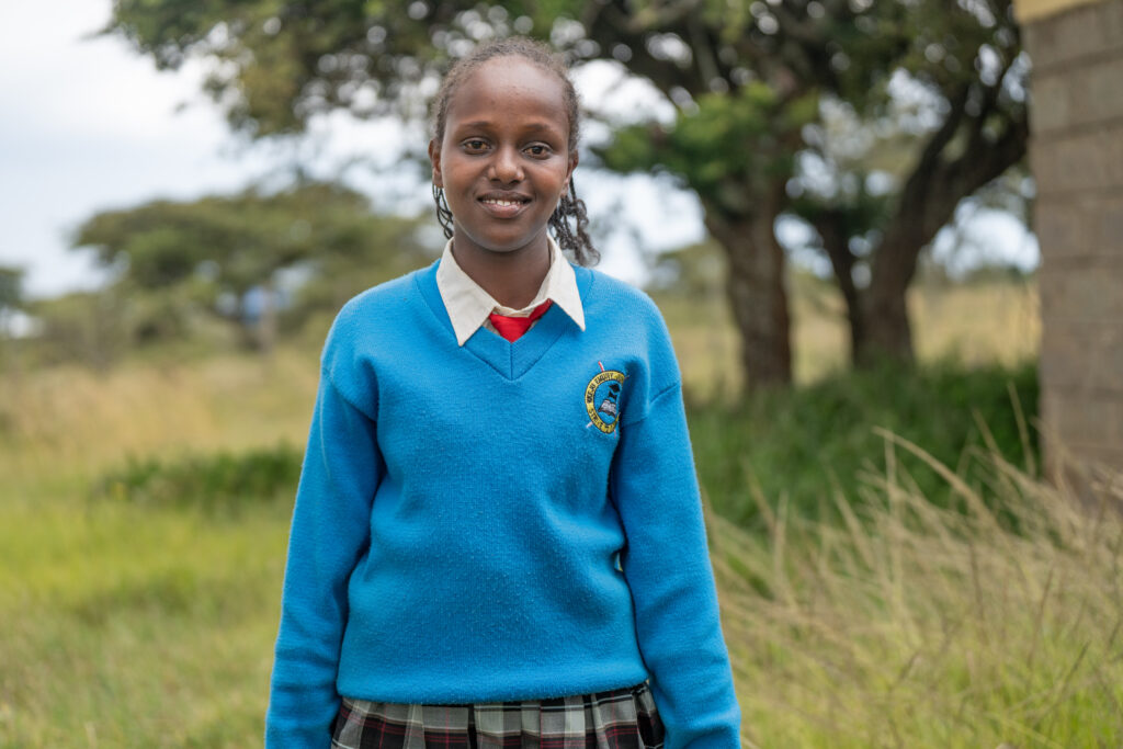 Melisha meisje in weiland voor Edukans water project Kenia