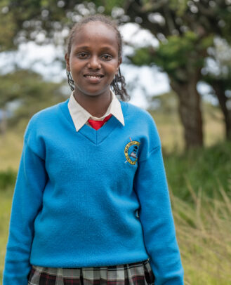 Melisha meisje in weiland voor Edukans water project Kenia