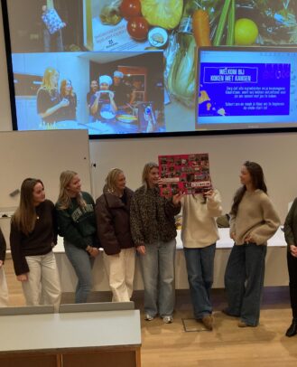 Hogeschool Leiden studenten cheque ontvangst actie