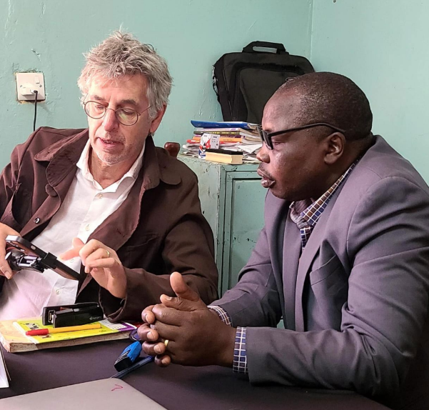 Mark Hoeksma in gesprek over onderwijsmodellen met hoofd onderwijzer van de Yokot School