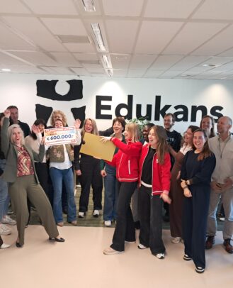 Postcode Loterij 2026 cheque kantoor Amersfoort collega's