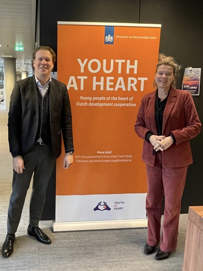Lenneke namens GCE Nederland en Edukans op bezoek bij Jurriaan Middelhoff, Ambassadeur Jongeren, Onderwijs en Werkgelegenheid op het Ministerie van Buitenlandse Zaken. 