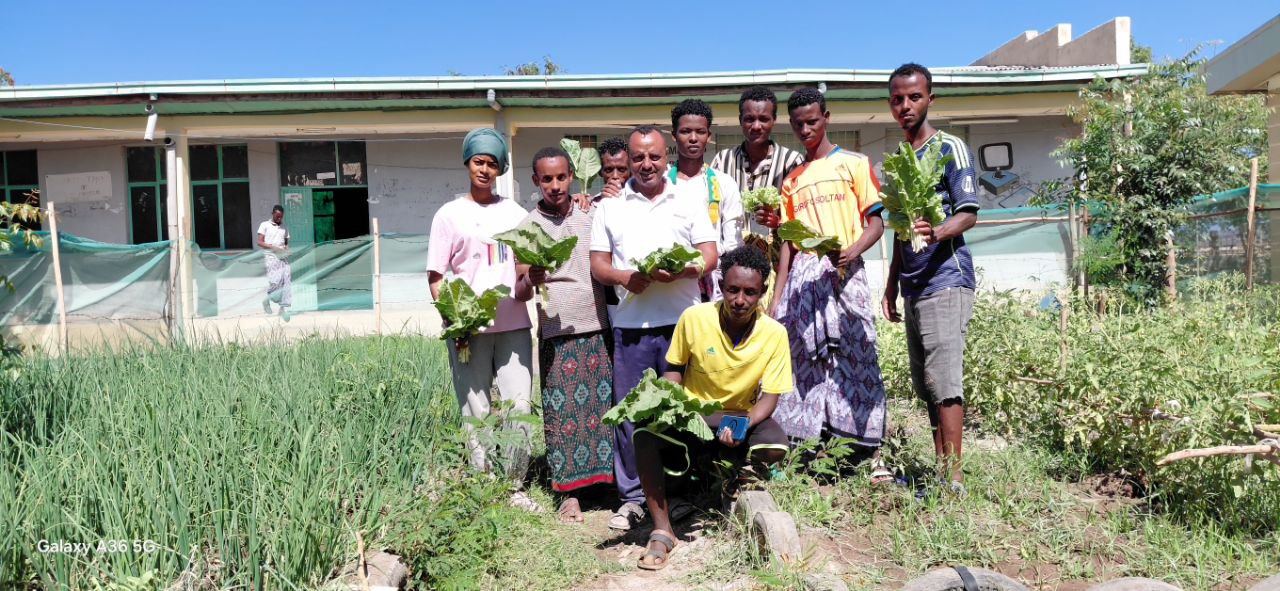 Edukans Ethiopia 2025 October Education-in-emergencies School greening Teachers with spinach