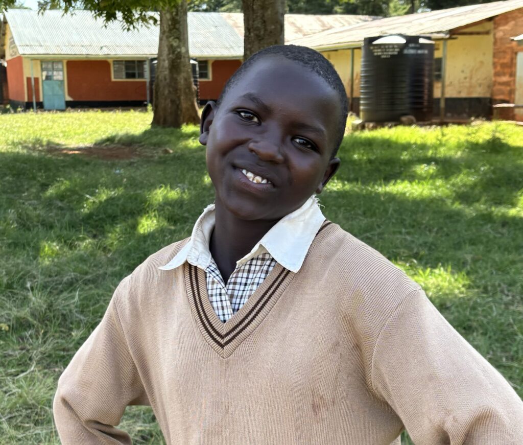 Leerling Vivian voor haar school in Kenia