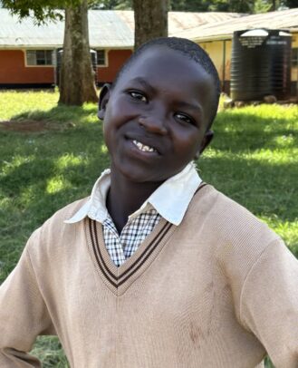 Leerling Vivian voor haar school in Kenia