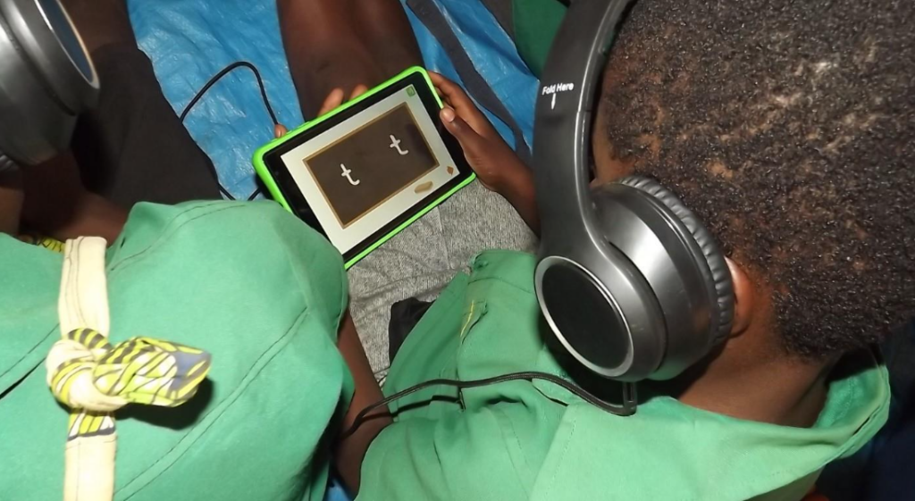 Belington Thomas oefent op zijn tablet